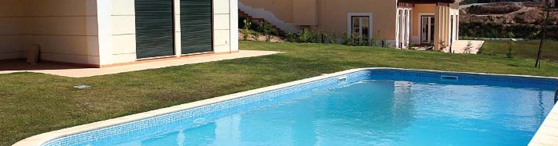 Πισίνα με Skimmer – Διακριτική Κομψότητα & Απόλυτη Ισορροπία. Πισίνα με Skimmer – Διακριτική Κομψότητα & Απόλυτη Ισορροπία.