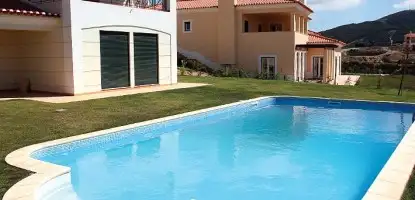 Pool with Skimmer – Discreet Elegance & Balance